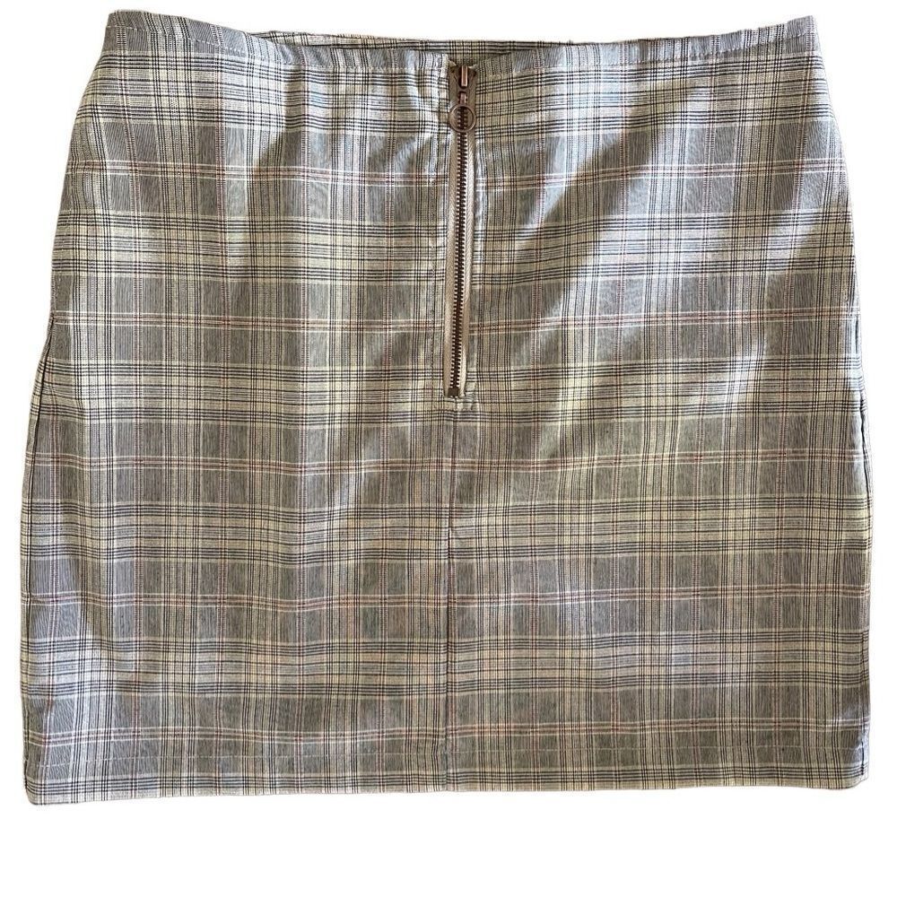 Milano gray plaid mini skirt fully lined lightweight material sz 12 front zipper